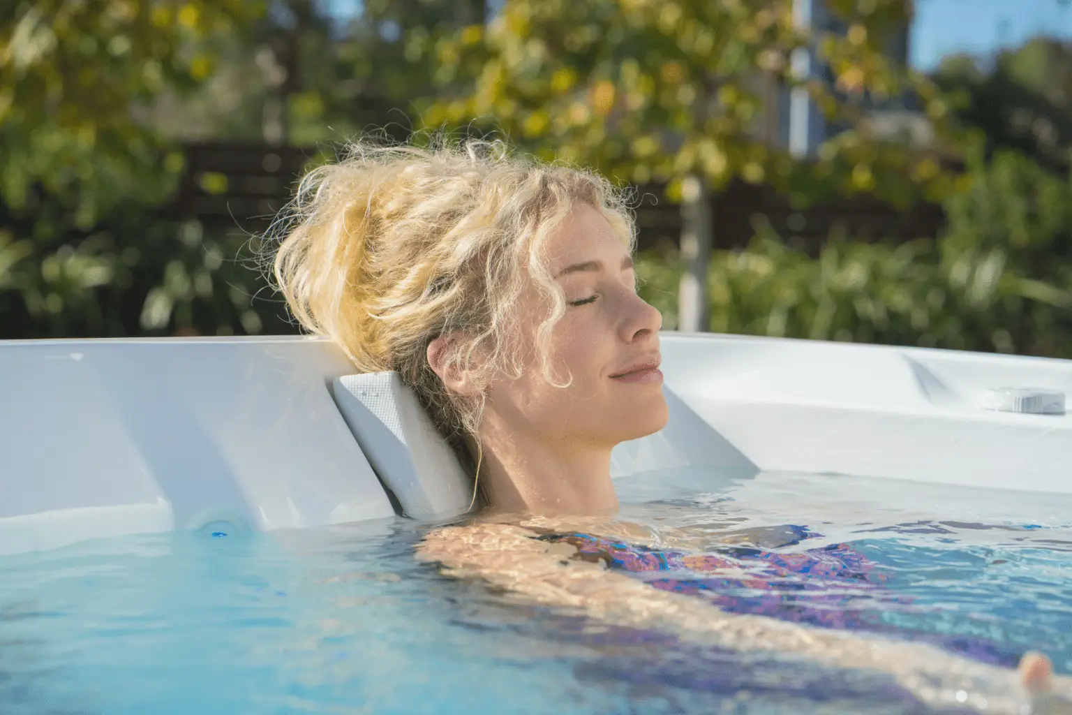 HotSpring-Limelight-2018-Flair-AlpineWhite-Lifestyle-Woman Alone_001