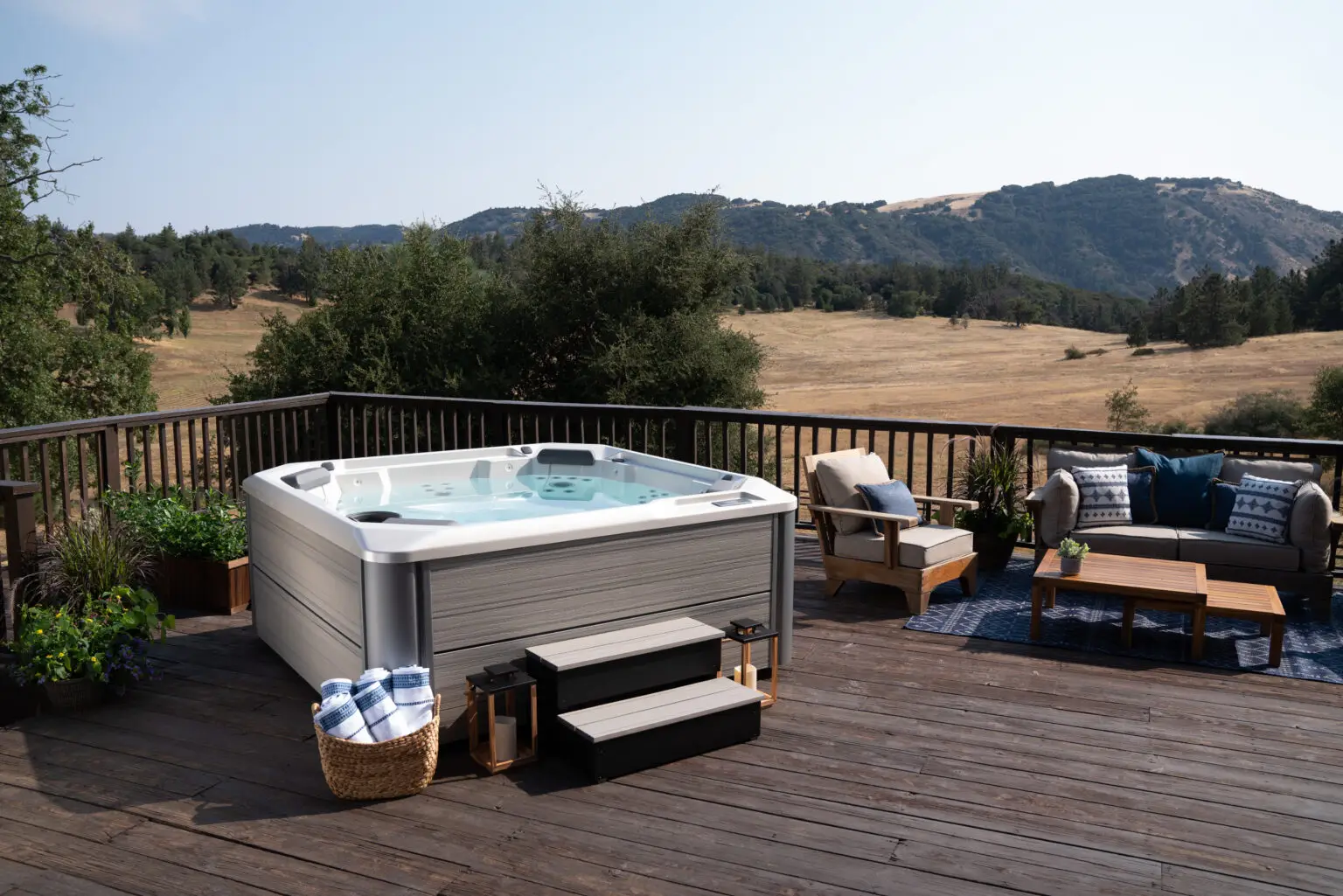 HotSpring_HotSpot_2020_Rhythm_Pearl_Almond_Lifestyle_NoTalent_312