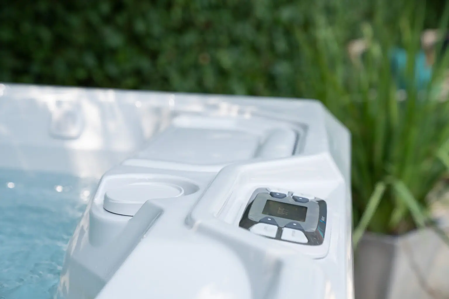 HotSpring_Limelight_2020_Flair_IceGray_CoastalGray_Lifestyle_NoTalent_57